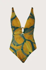 Traje de baño enterizo con escote profundo en V y detalle de eslabón metálico en el centro del pecho. Presenta un estampado abstracto en tonos mostaza y verde oscuro.