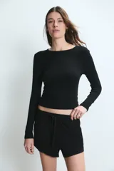 Short de tiro medio confeccionado en tejido de viscosa con elastano, de corte holgado y cintura elástica con cordón de ajuste.