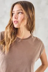 Remera de algodón peinado color gris oscuro con efecto lavado, corte oversize y mangas cortas tipo capa.