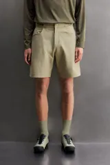 Pantalón corto de estilo técnico, color beige, con ajuste regular. Cuenta con cintura ajustable mediante cinturón de doble hebilla, cierre frontal con cremallera y botón a presión, bolsillos laterales y bolsillos con cremallera oculta.