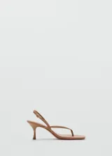 Sandalias de tacón fino y punta cuadrada, color tostado, con diseño de tiras en el empeine estilo thong y tira ajustable en el talón con hebilla metálica.