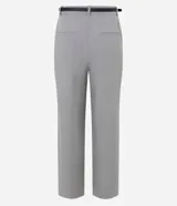 Pantalón de sastrería gris claro, de corte recto y tiro medio, confeccionado en crepé de poliéster y elastano. Presenta cintura con pasadores, bolsillos traseros embutidos y cierre frontal.