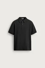 Polo de manga corta color negro, corte regular fit, con cuello solapa y cierre frontal de dos botones. Confeccionado en tejido de algodón con textura de estructura vertical y terminaciones de rib en las mangas.