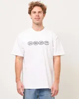 Remera blanca de algodón con estampado frontal de la marca Carhartt WIP con letras en óvalos negros.