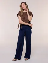 Jegging de denim azul oscuro con silueta estilo palazzo, tiro alto y pierna amplia, con pretina ancha elástica y sin bolsillos frontales.