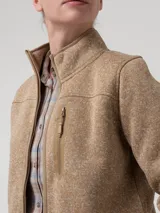 Campera polar de tejido melange en tono caramelo, con cuello alto, cierre frontal completo y bolsillos laterales e incorporado en el pecho con tiradores.