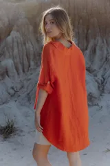 Camisa color naranja de lino 100%, de corte holgado y mangas 3/4.