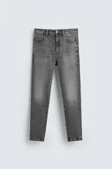 Jeans de hombre, corte skinny y largo cropped, color negro lavado. Presenta cinco bolsillos y cierre frontal con cremallera y botón.