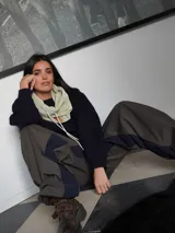 Pantalón de neopreno impermeable forrado de polar, de corte holgado, color verde militar con paneles laterales en azul marino, bolsillos con cierre y parche de cuero sintético con logo.