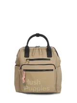 Mochila Hush Puppies modelo Horsham, color beige con detalles en negro. Cuenta con múltiples bolsillos frontales con cierre, asas superiores de mano en color negro y el logo de la marca estampado en la parte inferior.