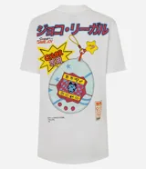 Remera blanca de manga corta y cuello redondo con un gran estampado trasero inspirado en el Tamagotchi, con texto en japonés y elementos gráficos de estilo retro.