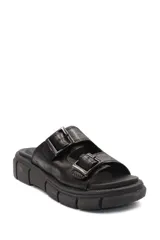 Sandalias negras de cuero con plataforma track y doble tira con hebillas ajustables.