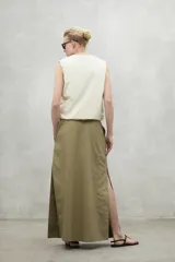 Chaleco acolchado de corte recto y cuello redondo, con cierre frontal oculto. Presenta un diseño minimalista y ligero, ideal para capas intermedias.