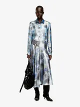 Camisa Diesel C-Ronor-S2 de mujer, manga larga, confeccionada en tejido fluido y semitransparente con acabado metalizado y estampado abstracto de efecto acuarela en tonos azules, plateados y blancos. Presenta cuello clásico y cierre frontal de botones.