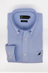 Camisa de vestir Club House con diseño de rayas verticales azules y blancas, cuello button down y bolsillo frontal con bordado de un ave.