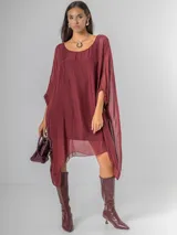 Vestido o blusón maxi de seda italiana color borgoña, con mangas amplias y forro de modal elastizado. Presenta un corte fluido y escote redondo.