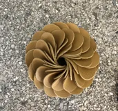 Broche con forma de flor color verde oliva, realizado artesanalmente en Italia con pétalos de cuero superpuestos. Se aplica con imán.