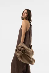 Chaqueta de gamuza color beige, con calce amplio y relajado, mangas anchas y detalles de inserciones de crochet con motivos florales.