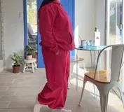 Pantalón deportivo de tiro alto con puños elásticos en los tobillos y bolsillos laterales.