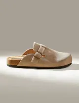 Zueco color arena con hebilla ajustable y plantilla de corcho.