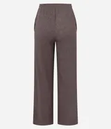 Pantalón de corte recto con textura sutil, confeccionado en tejido de poliéster con elastano. Presenta cintura media y una caída cómoda y fluida.