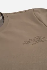 Remera de manga larga color negro con textura micro y gráfica frontal en relieve con diseño tipográfico. Presenta cuello redondo y corte regular.