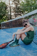 Vestido deportivo azul con detalles en rojo y cuello halter.