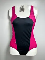 Malla enteriza de natación con diseño color block en fucsia y negro, con breteles anchos y corte deportivo.