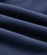 Buzo de hombre confeccionado en tejido fleece con felpa, de corte recto y cuello alto. Cuenta con cierre frontal completo, bolsillos laterales y un bolsillo adicional con cierre en el pecho.