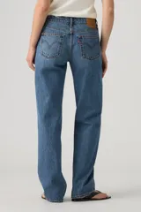 Jeans tiro bajo de corte recto, color azul con lavado medio, estilo clásico de cinco bolsillos y presillas para cinturón.