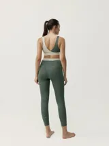 Calza deportiva verde con cintura alta en color beige.