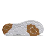 Championes New Balance Fresh Foam Roav v2, color blanco con detalles en gris y suela marrón. Capellada de tejido de punto con detalles de cuero, entresuela Fresh Foam y almohadillas de talón para mayor comodidad.