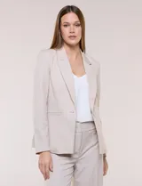 Blazer de sastre beige entallado con solapa de muesca clásica, cierre de un botón y bolsillos frontales de vivo.