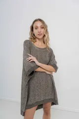 Vestido-buzo tejido oversize jaspeado con escote redondo, mangas amplias tipo murciélago y terminaciones acanaladas en ruedo y puños.