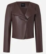 Campera de mujer confeccionada en material sintético tipo PU, con diseño de cuello solapa, hombreras estructuradas y cierre frontal asimétrico con cremallera. Presenta un corte regular y mangas largas.