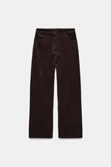 Pantalón de tiro medio confeccionado en tejido de pana, con diseño de pierna ancha, bolsillos delanteros y traseros, y cierre frontal con cremallera y botón.