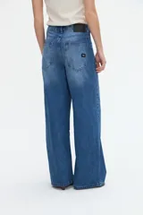 Jean wide leg azul de tiro alto, con corte amplio y costuras verticales decorativas en el frente.
