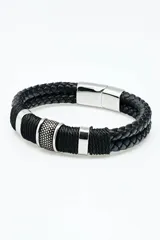 Pulsera marrón de cuero trenzado con detalles metálicos plateados.