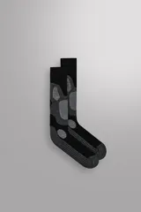 Calcetines deportivos largos de punto elástico, con diseño técnico y refuerzos en zonas de mayor fricción como puntera, talón y planta del pie. Presentan un patrón de bloques en tonos negros y grises.