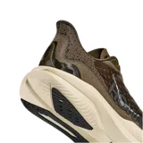 Championes de running Hoka Mach 6, color verde oliva con entresuela en tono crema. Presentan un diseño de malla técnica transpirable y logo de la marca en el lateral.