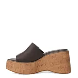 Sandalias Miss Carol modelo Bruma, estilo slide con plataforma y taco chino de corcho. Capellada ancha de color marrón oscuro confeccionada en material sintético.