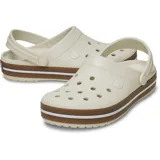 Zuecos Crocs modelo Crocband Clog Gum, color negro con banda lateral en tono caramelo y línea blanca. Diseño con orificios de ventilación, tira trasera pivotante y suela cómoda de espuma Croslite.