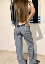 Jean de tiro alto y corte straight flare, color celeste con estampado geométrico de rombos y detalles florales.