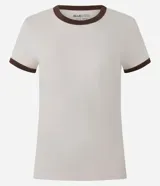 Blusa estilo baby tee color marrón, con cuello redondo y bordes de las mangas en color crema contrastante. Presenta un corte ajustado y manga corta.