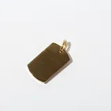 Dije dorado en forma de placa rectangular con bordes redondeados y aro superior para colgar.