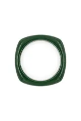 Pulsera rígida de acrílico verde oscuro con diseño geométrico de bordes redondeados.
