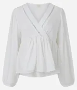 Blusa femenina tipo bata de viscosa color blanco, con escote en V cruzado y detalle calado. Presenta mangas largas con puños ajustados, corte amplio con recorte fruncido bajo el busto y diseño fluido.