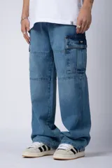 Pantalón jean cargo de corte oversize y tiro medio, con bolsillos laterales tipo cargo y costuras reforzadas en las rodillas.