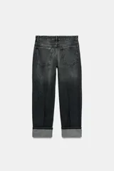 Jeans de tiro bajo y corte recto, confeccionados en denim azul con lavado clásico. Presentan cinco bolsillos, trabillas en la cintura, raya planchada frontal y bajo con vuelta marcada.