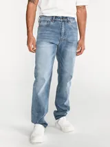 Pantalón de jean corte recto, color azul lavado, con diseño clásico de cinco bolsillos, cierre de cremallera y detalles de marca en remaches y parches traseros.
